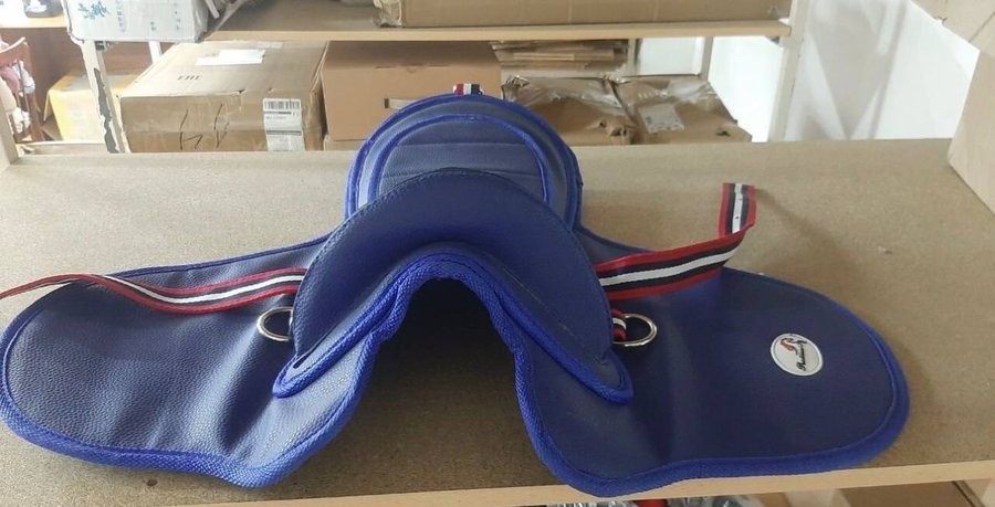 Седло наездника для лошади