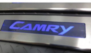 Светящиеся порожки на Camry 2011-2017